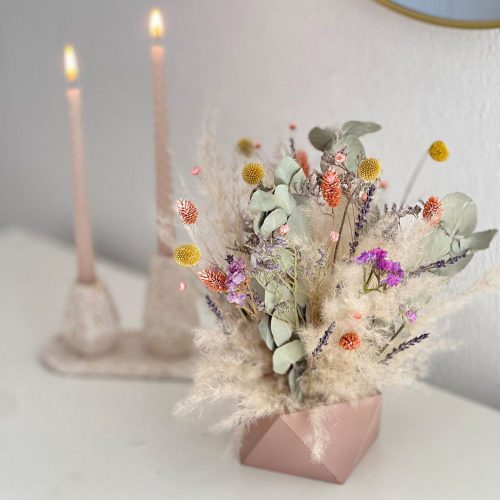 nema concept Dried flower arrangement in concrete vases