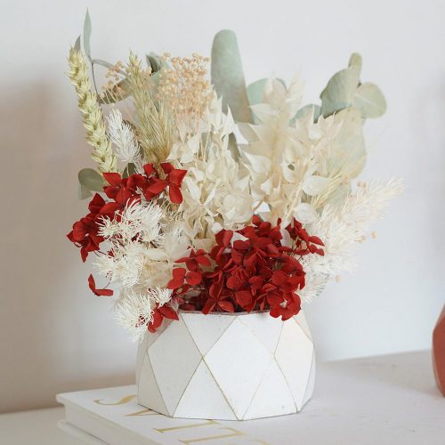 nema concept Dried flower arrangement in concrete vases